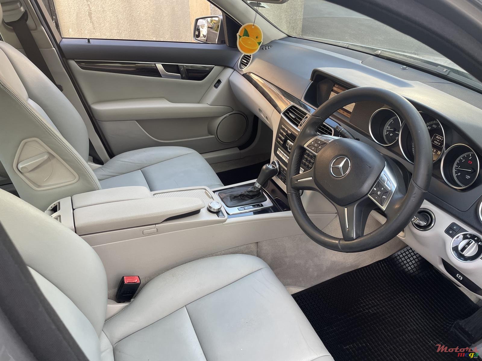 2011' Mercedes-Benz C-Class photo #4