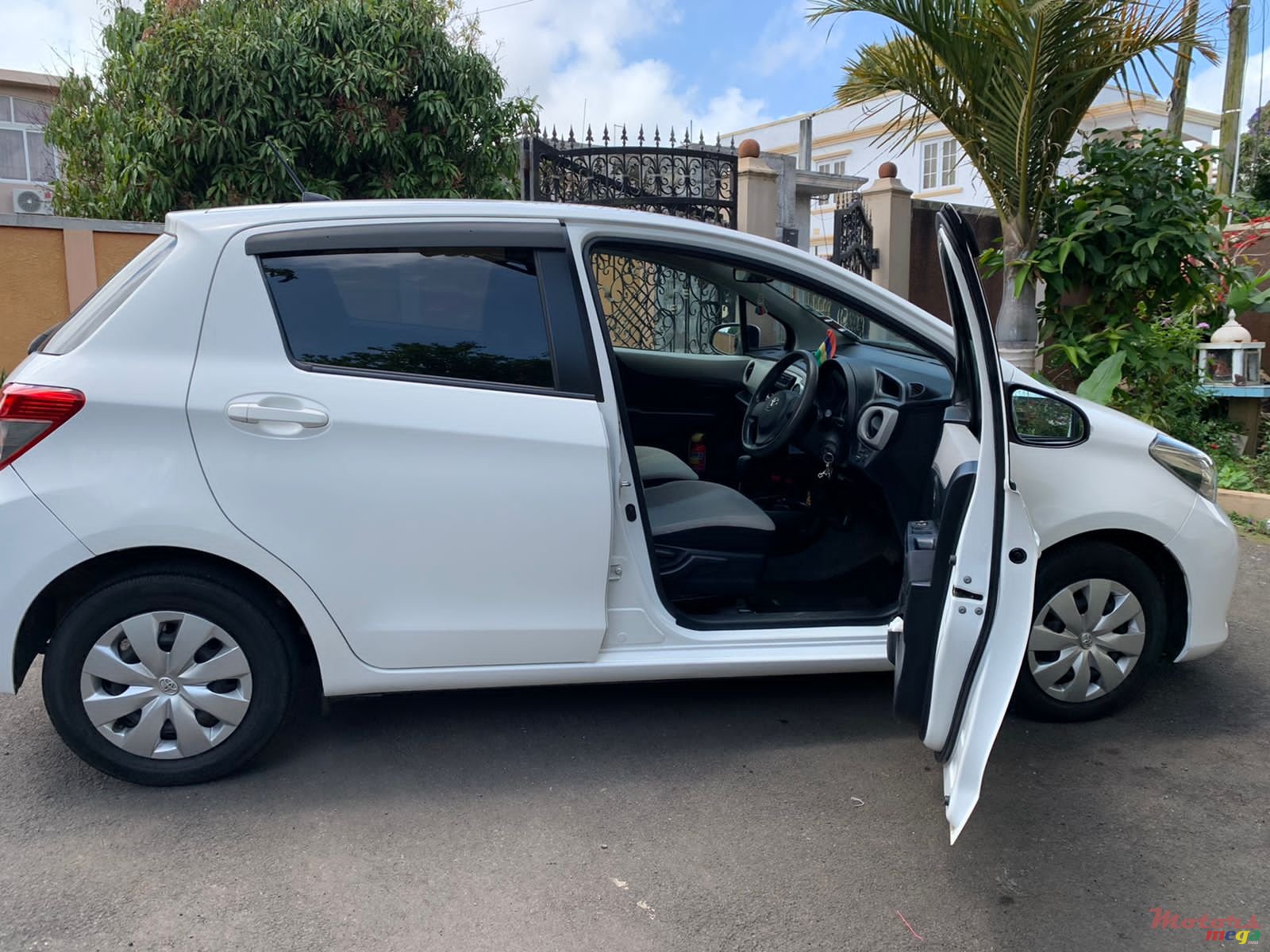 2012' Toyota Vitz photo #5