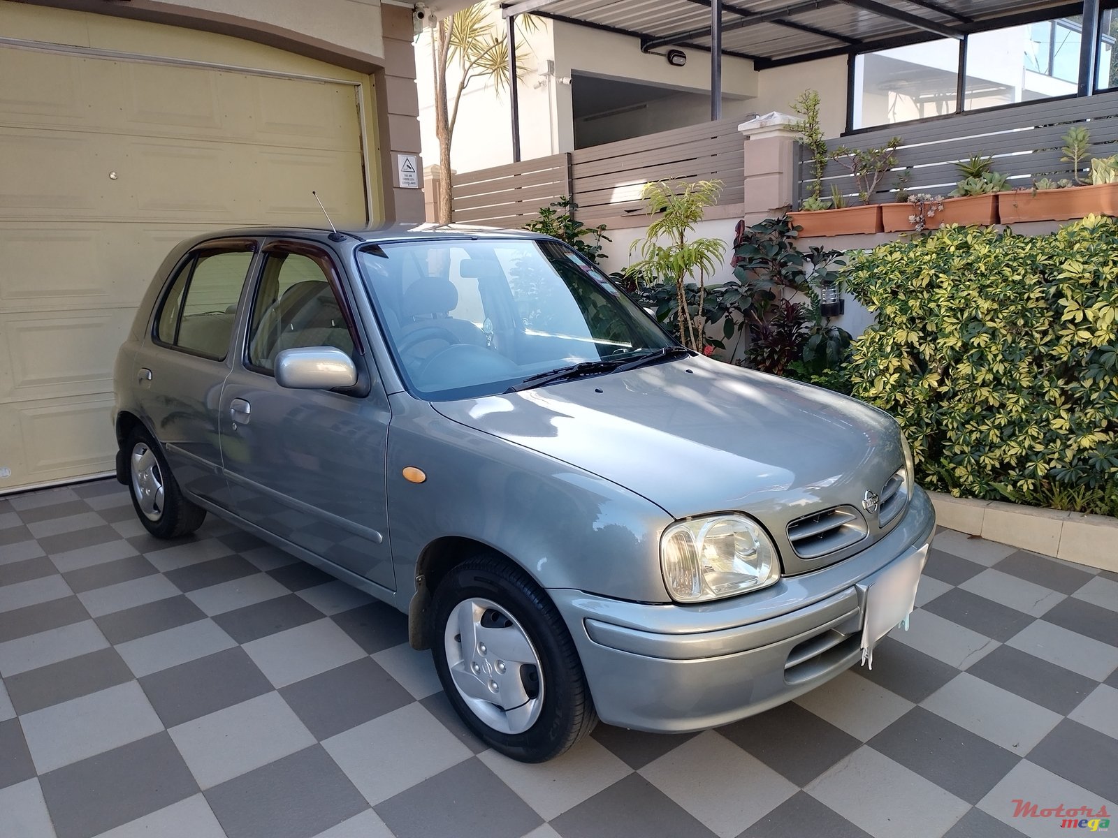 2001' Nissan photo #1