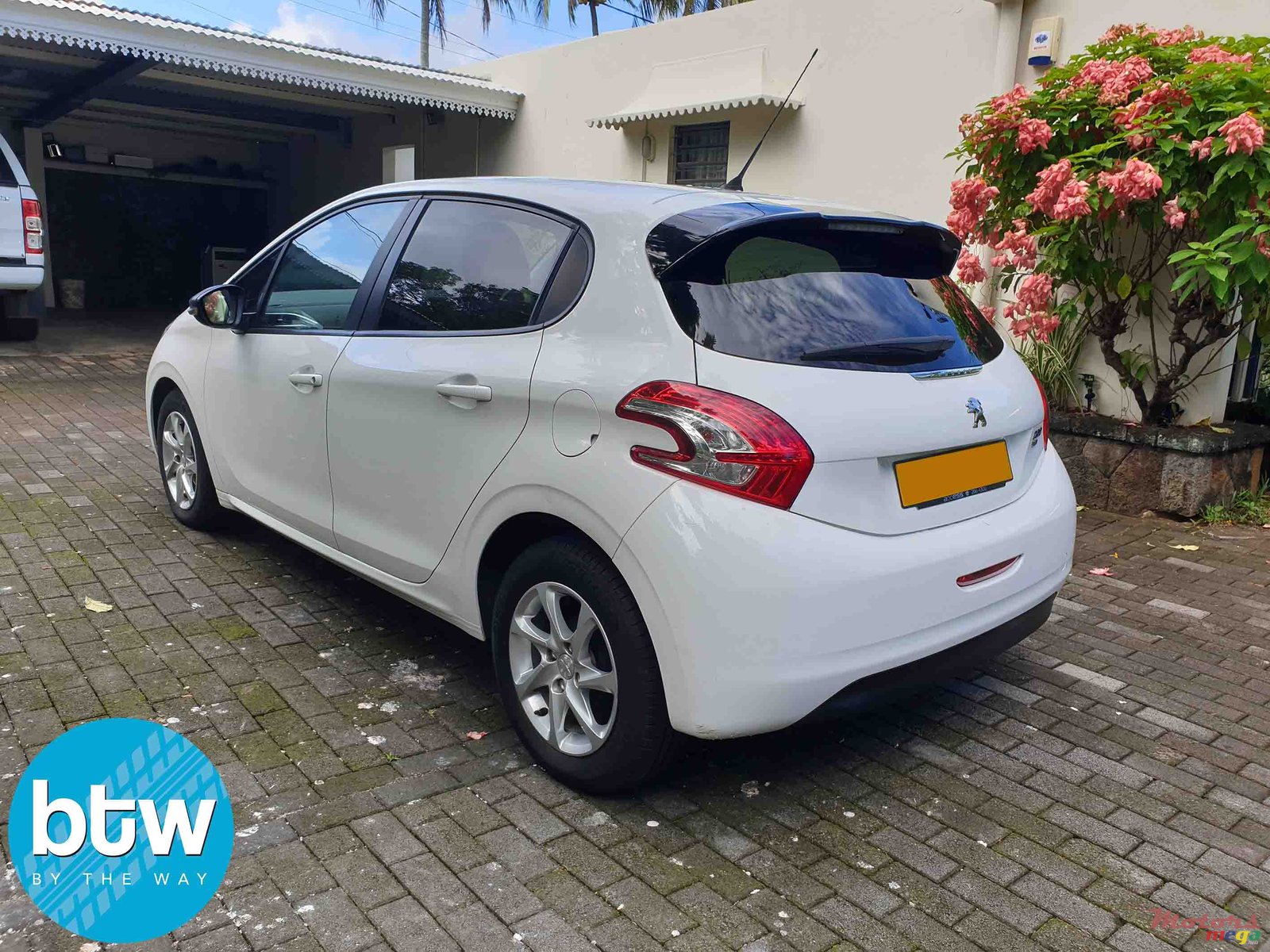 2015' Peugeot 208 eHDI Active photo #2