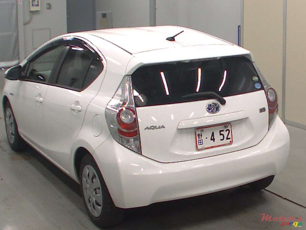 2014' Toyota Prius c AQUA photo #2