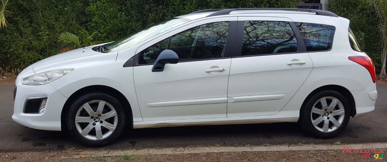 2012' Peugeot 308 photo #2