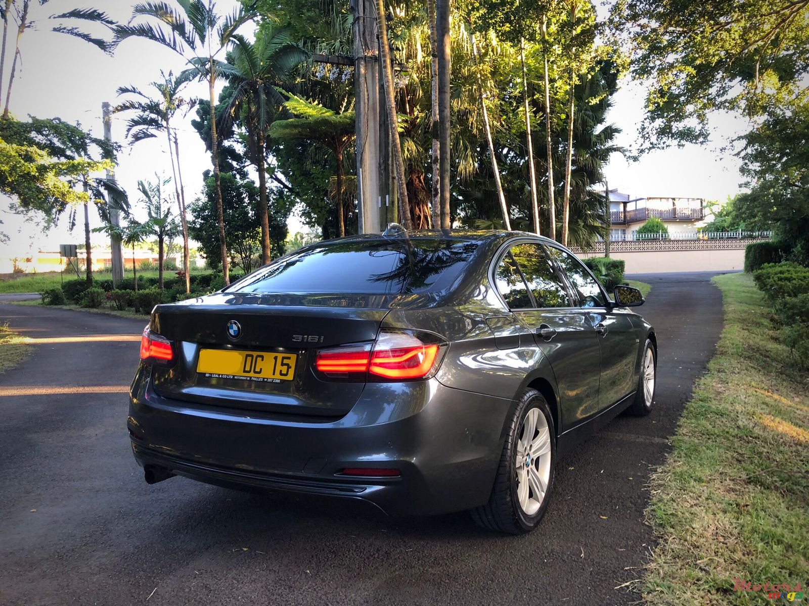 2015' BMW 318i manual photo #2