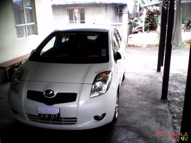 2007' Toyota Vitz photo #1