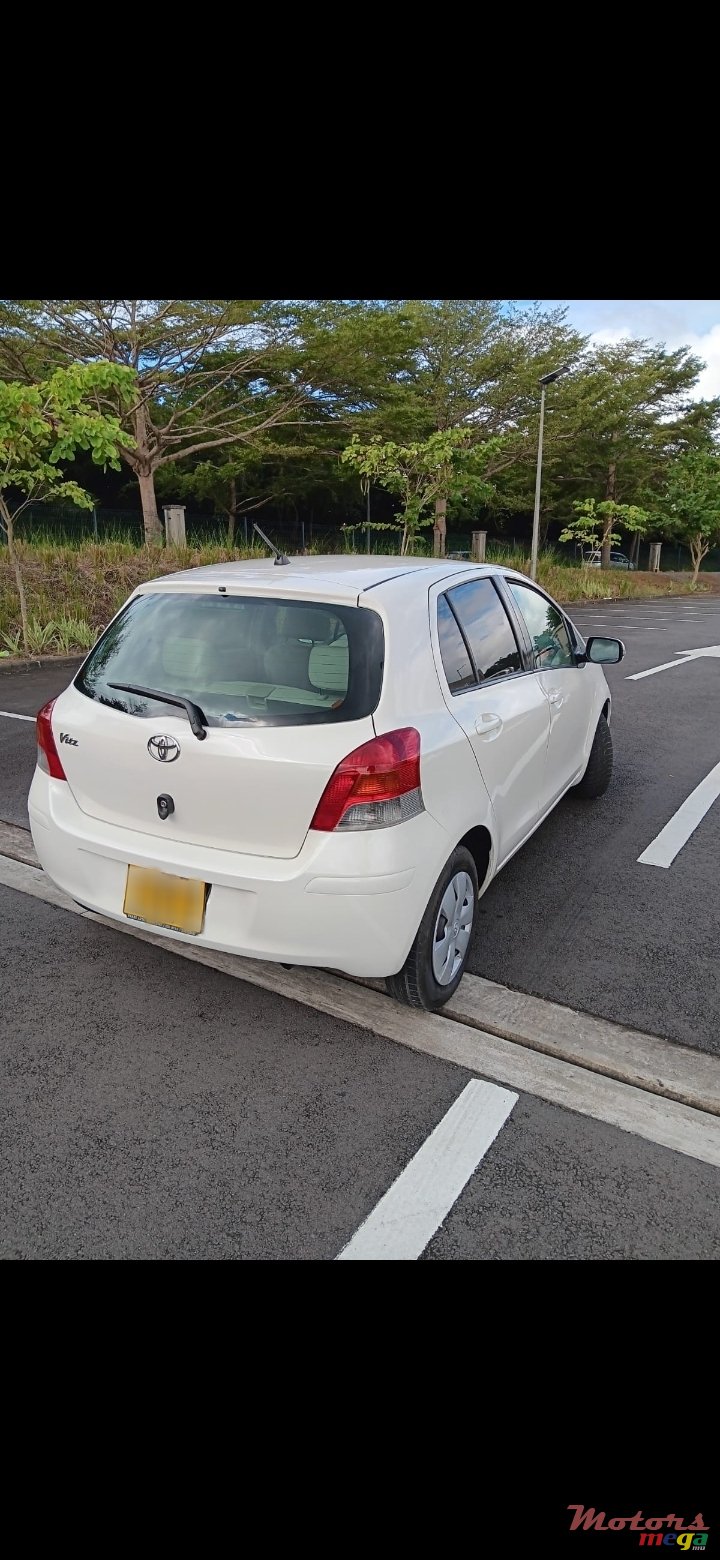 2011' Toyota Vitz photo #3
