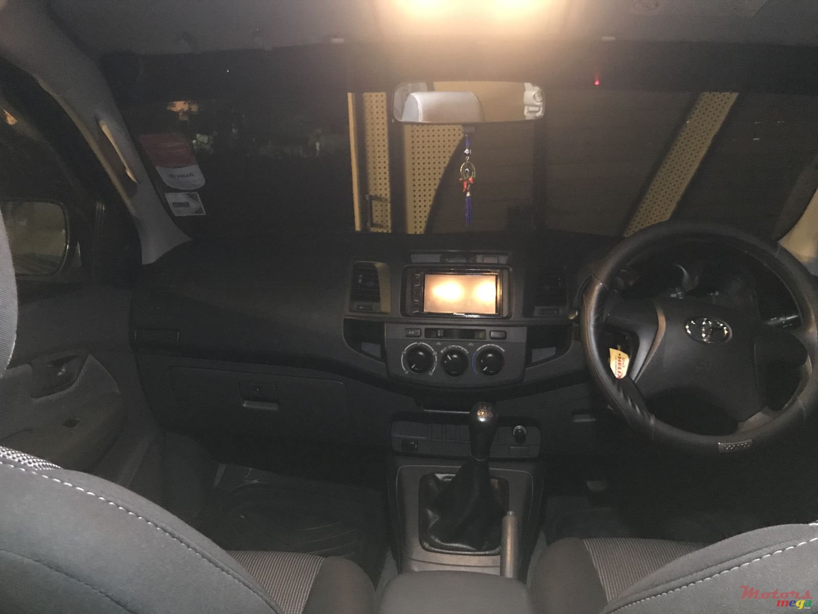 2011' Toyota Hilux Turbo photo #4