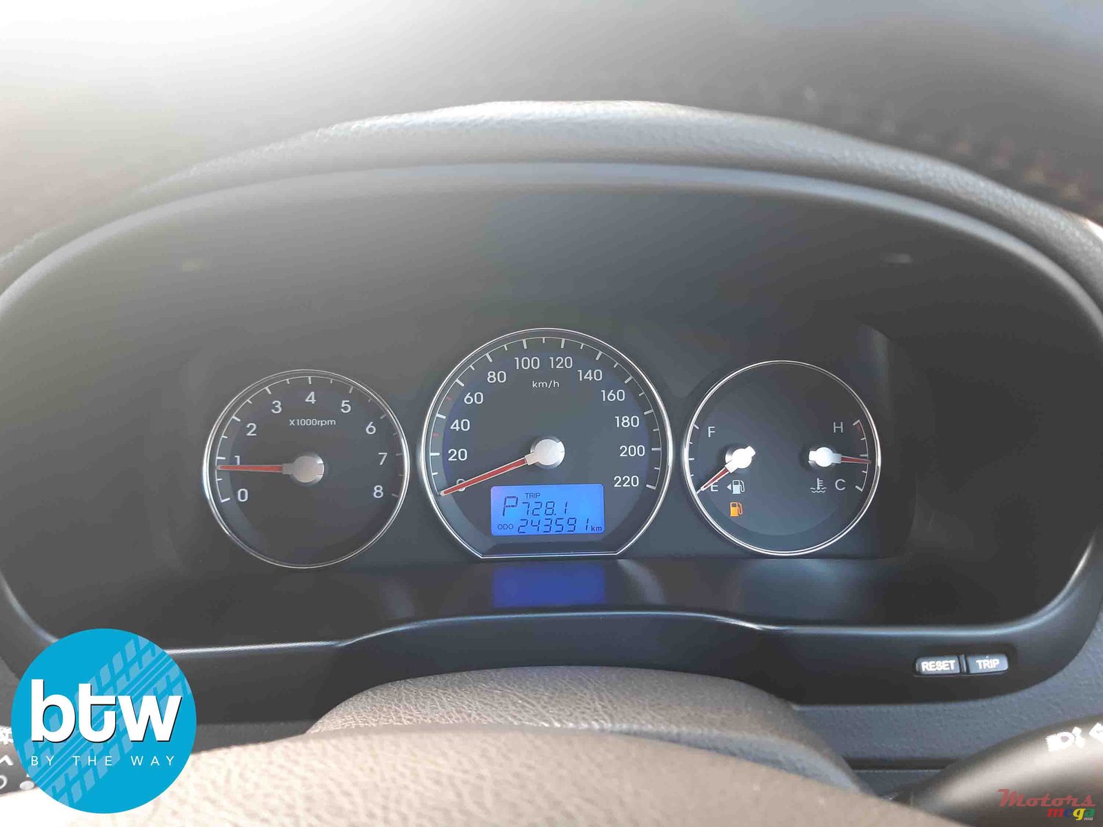 2011' Hyundai Santa Fe 7-seater photo #7