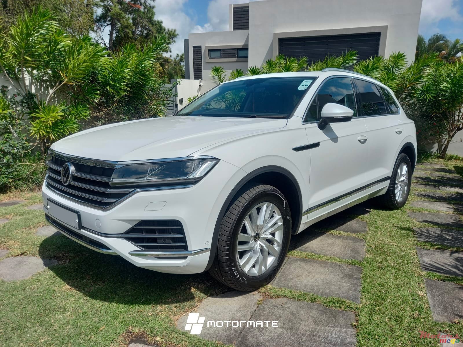 2024' Volkswagen Touareg LUXURY photo #2