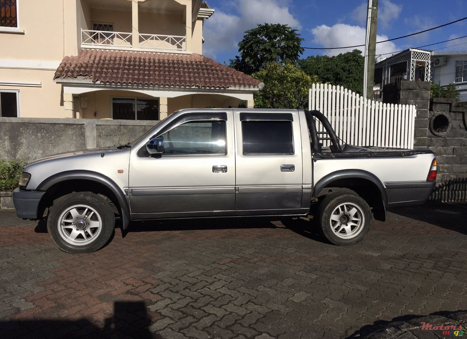 2002' Isuzu photo #1