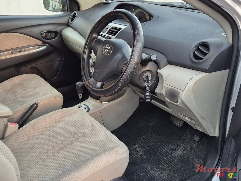 2006' Toyota Belta photo #3