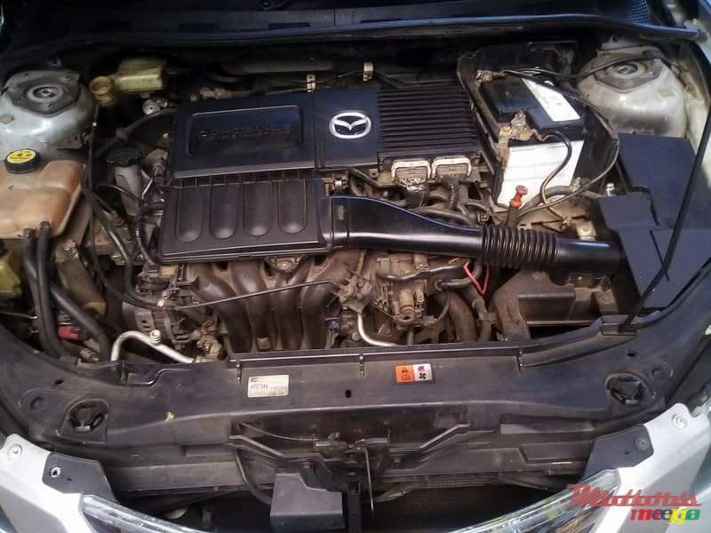 2004' Mazda Axela photo #3