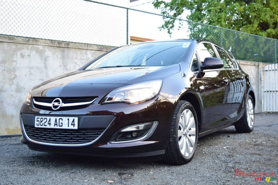 2014' Opel Astra photo #1