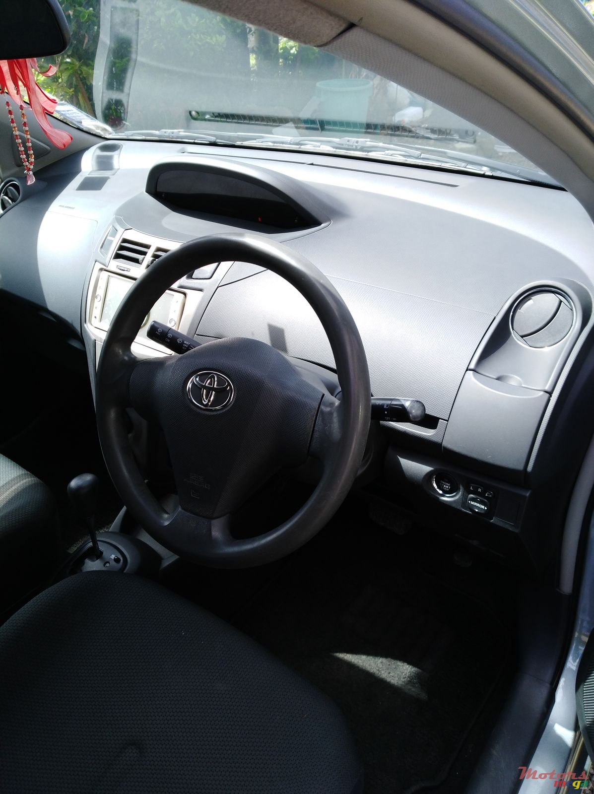 2010' Toyota Vitz photo #3