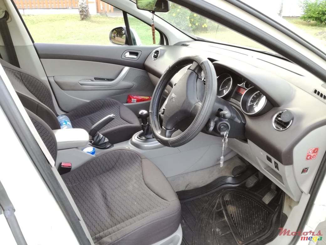 2009' Peugeot 308 photo #2