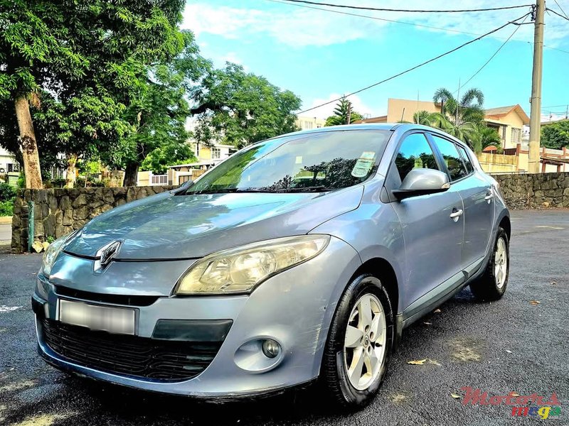 2011' Renault Megane photo #1