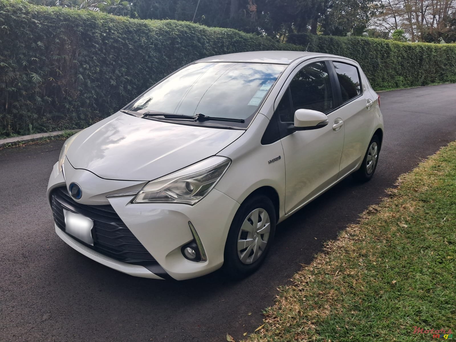 2017' Toyota Vitz Hybrid photo #3