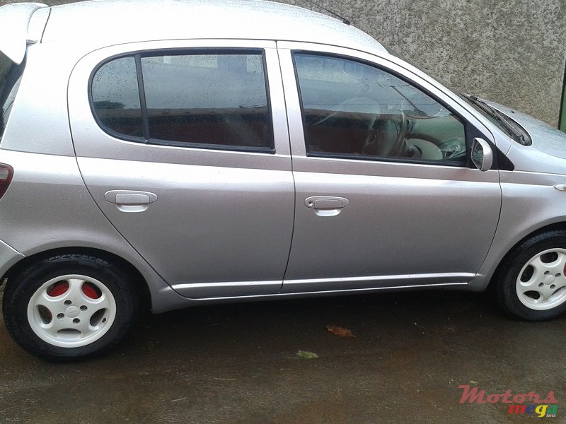 2001' Toyota Vitz photo #2