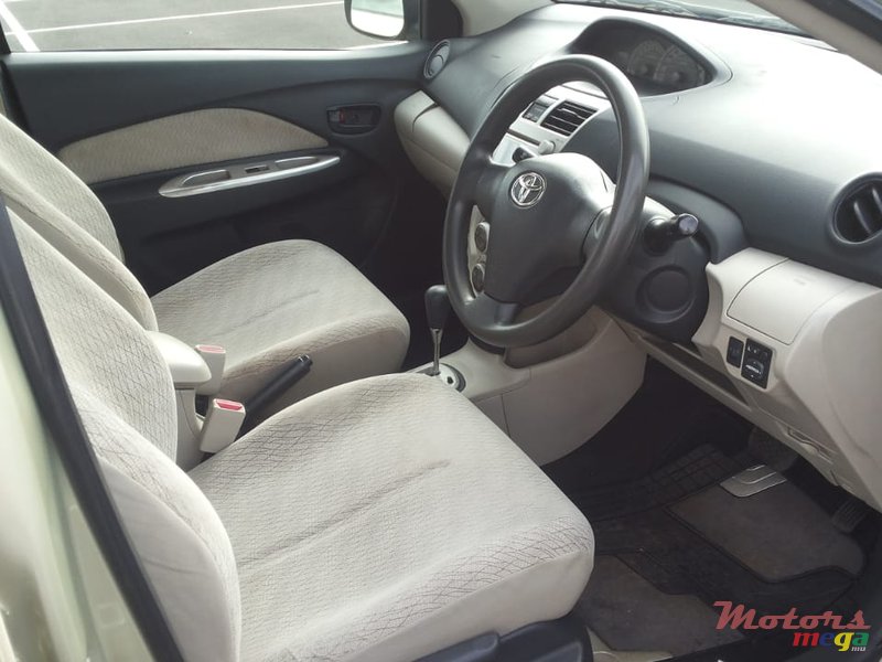 2005' Toyota Belta photo #3