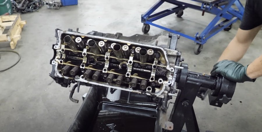 Here's What a Honda Civic Engine Looks Like After 250,000 Miles