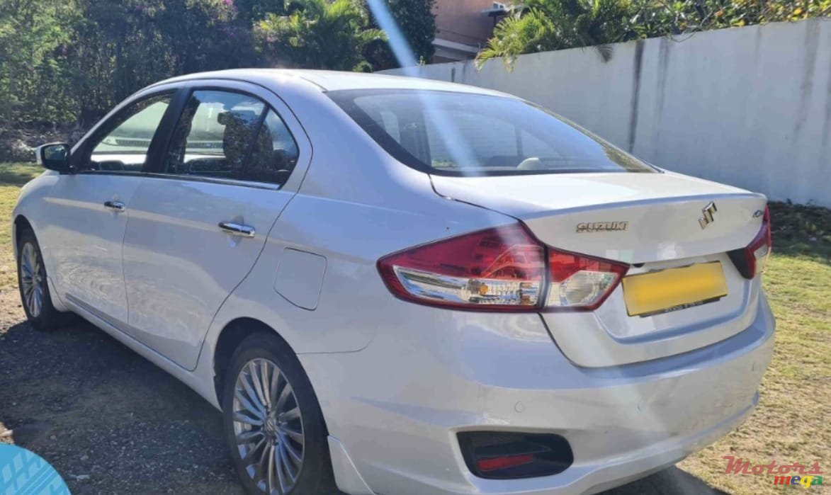 2015' Suzuki Ciaz GLX 1.4 cm3 photo #2