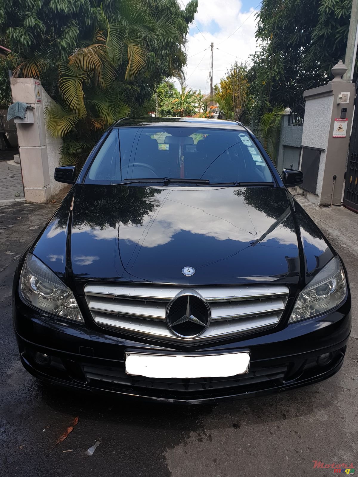 2011' Mercedes-Benz C-Class photo #2