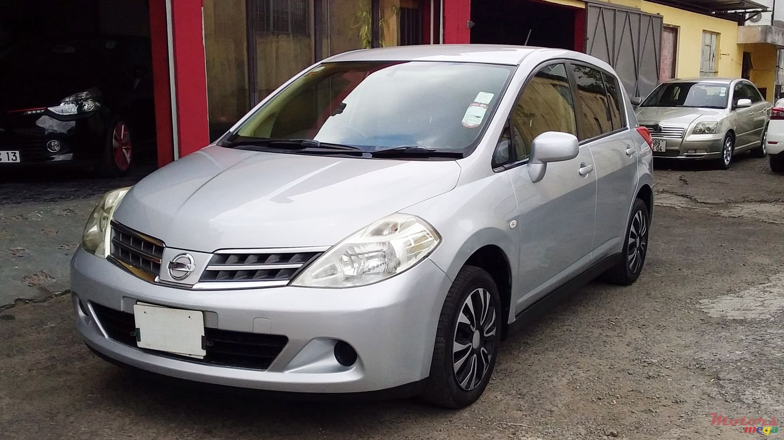 2011' Nissan Tiida photo #1