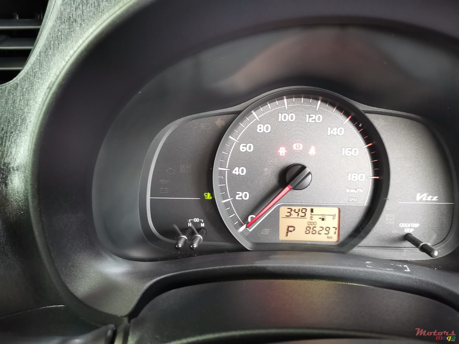 2011' Toyota Vitz photo #6