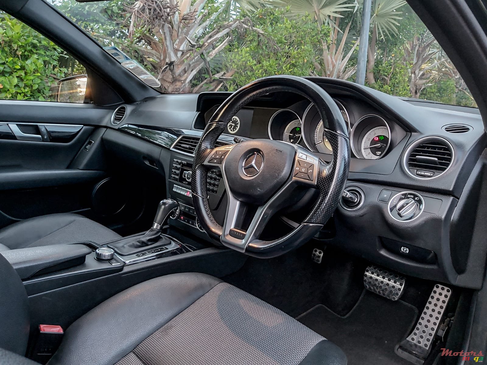 2011' Mercedes-Benz C-Class photo #7