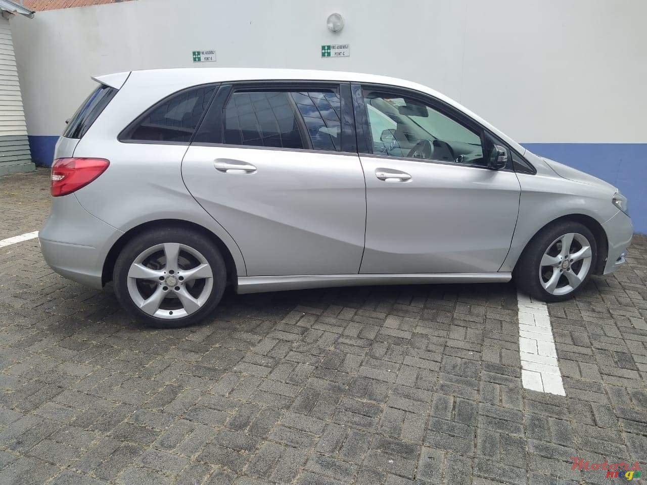 2013' Mercedes-Benz B 200 photo #3