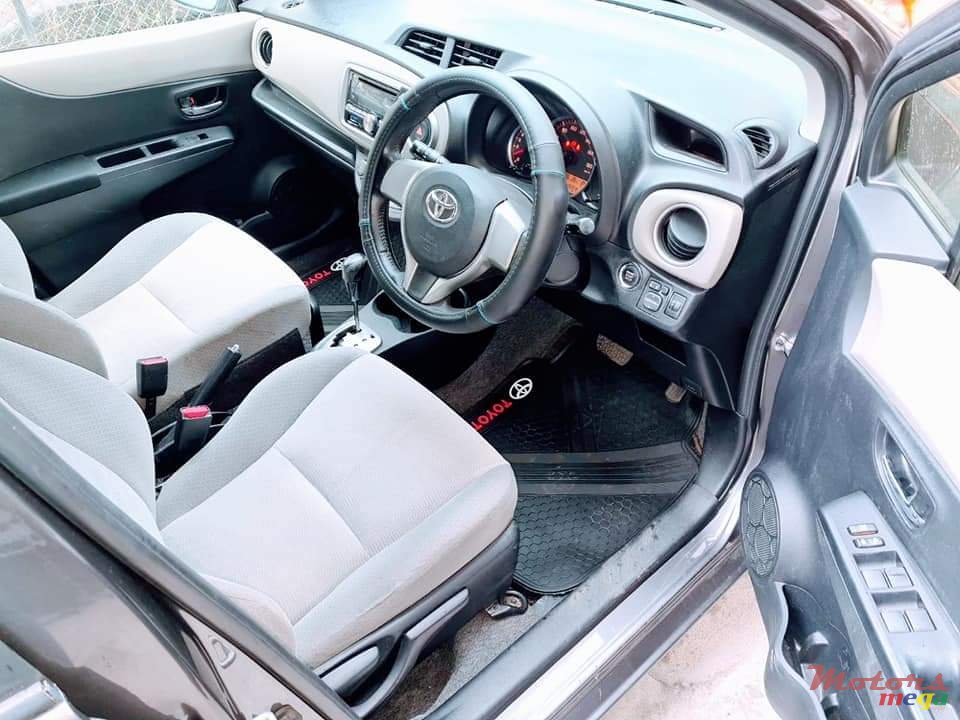 2012' Toyota Vitz photo #2