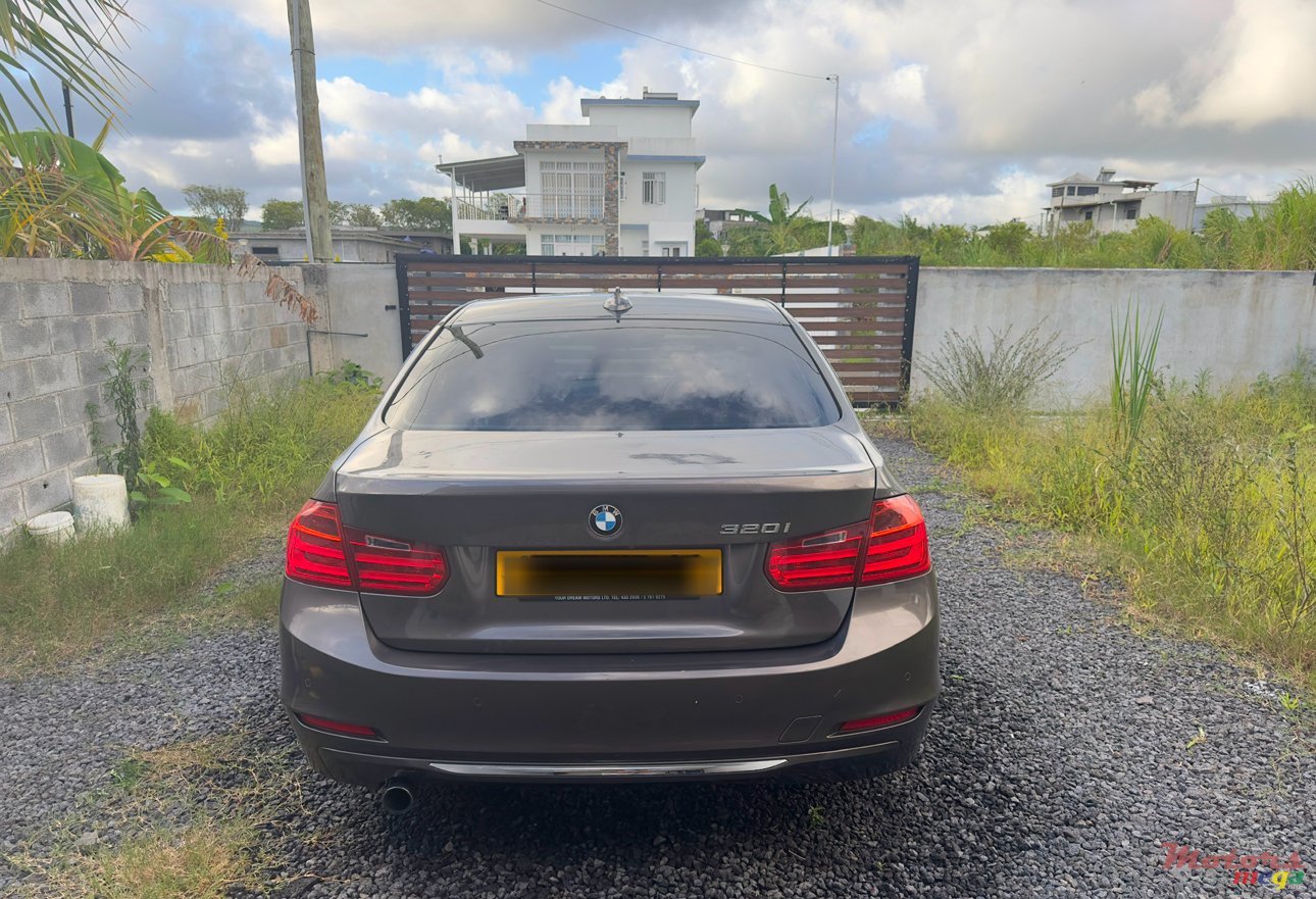 2014' BMW 3 Series Sedan 320i photo #4