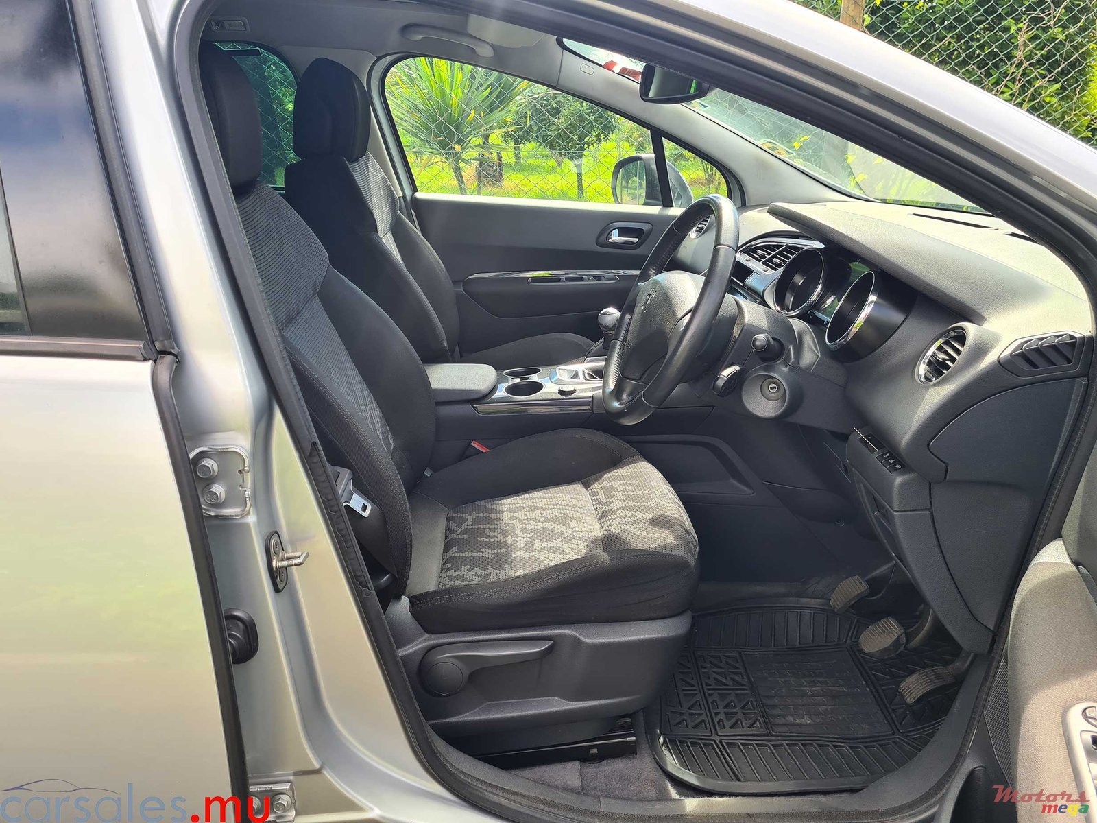 2011' Peugeot 3008 1.6 VTI photo #5