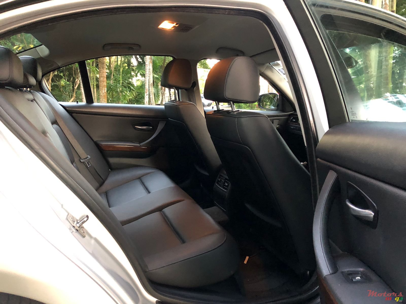 2010' BMW 320i photo #6