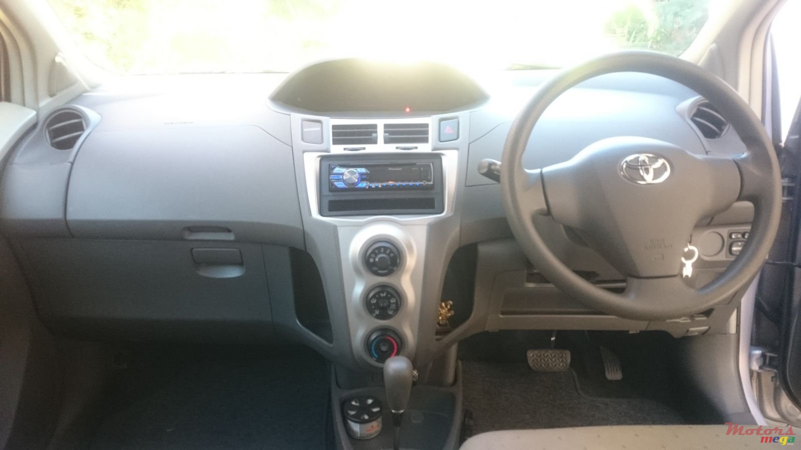 2009' Toyota Vitz photo #4