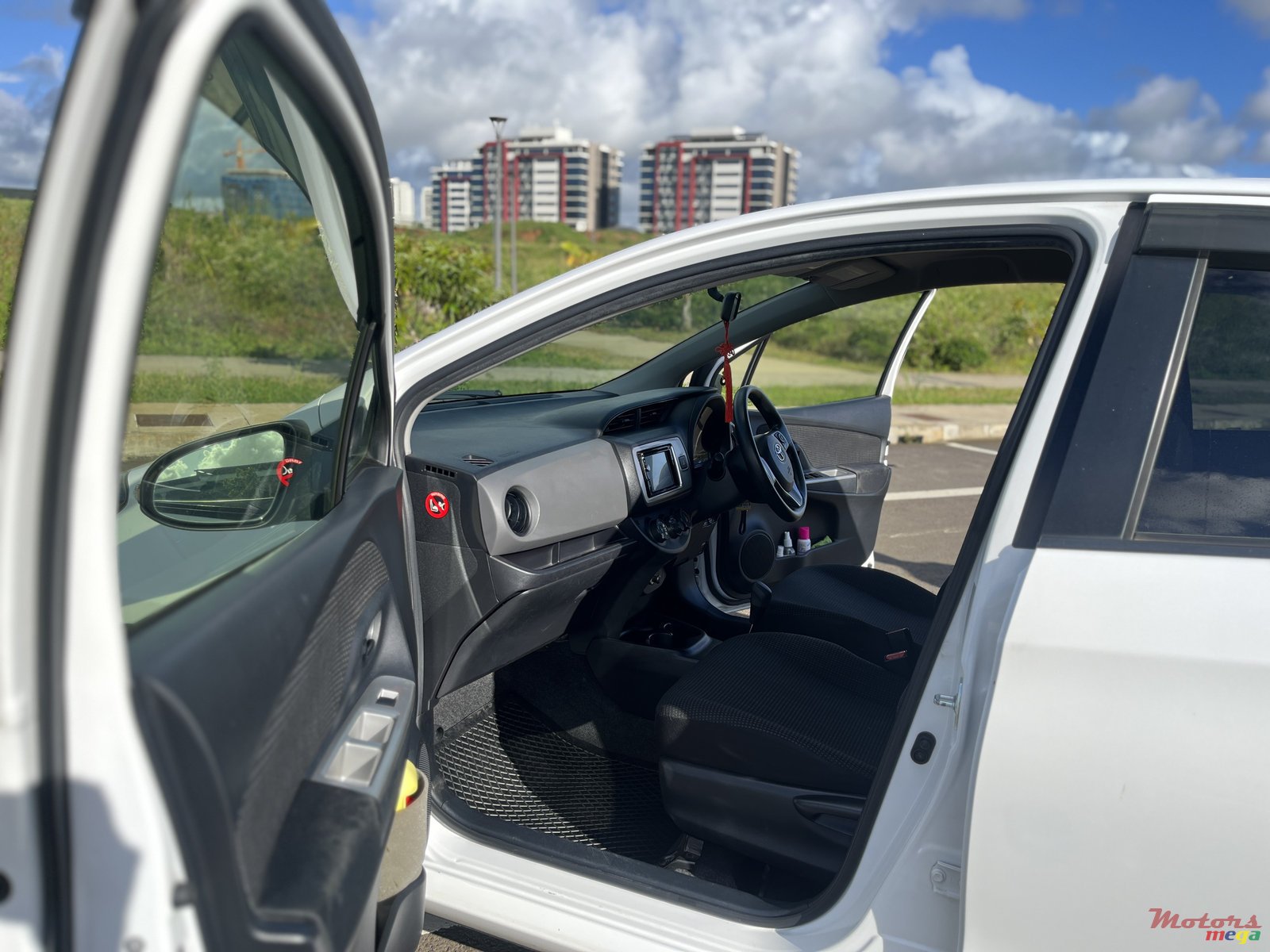 2014' Toyota Vitz photo #4