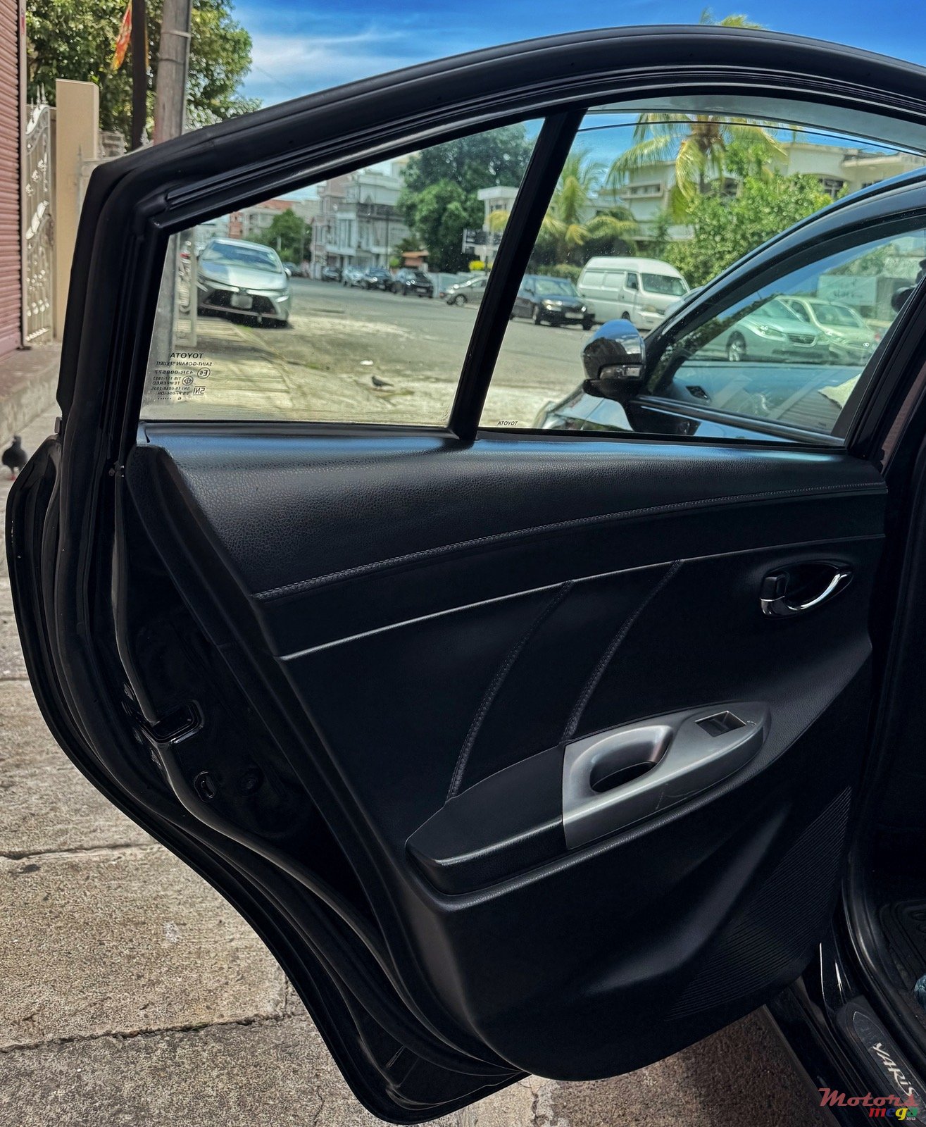 2017' Toyota Yaris photo #4