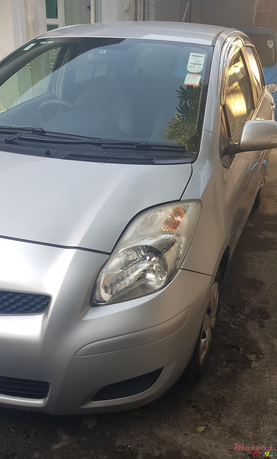 2009' Toyota Vitz photo #3