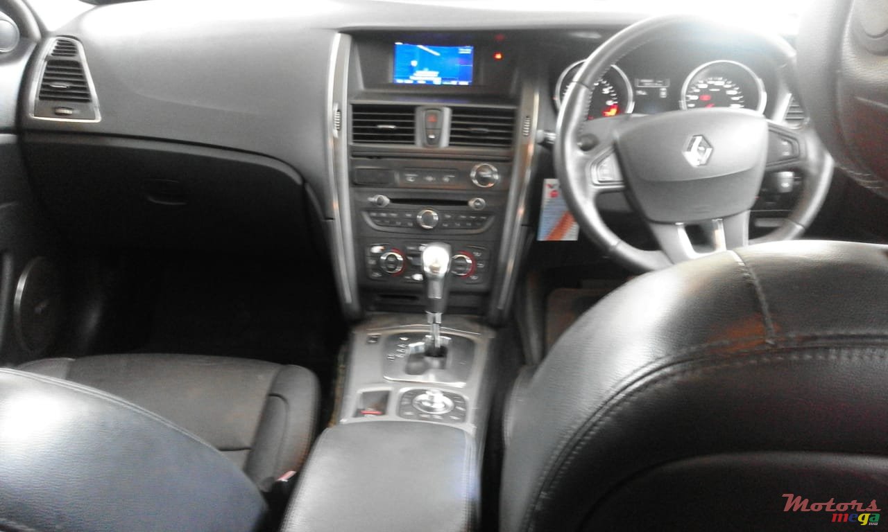 2011' Renault Latitude photo #6