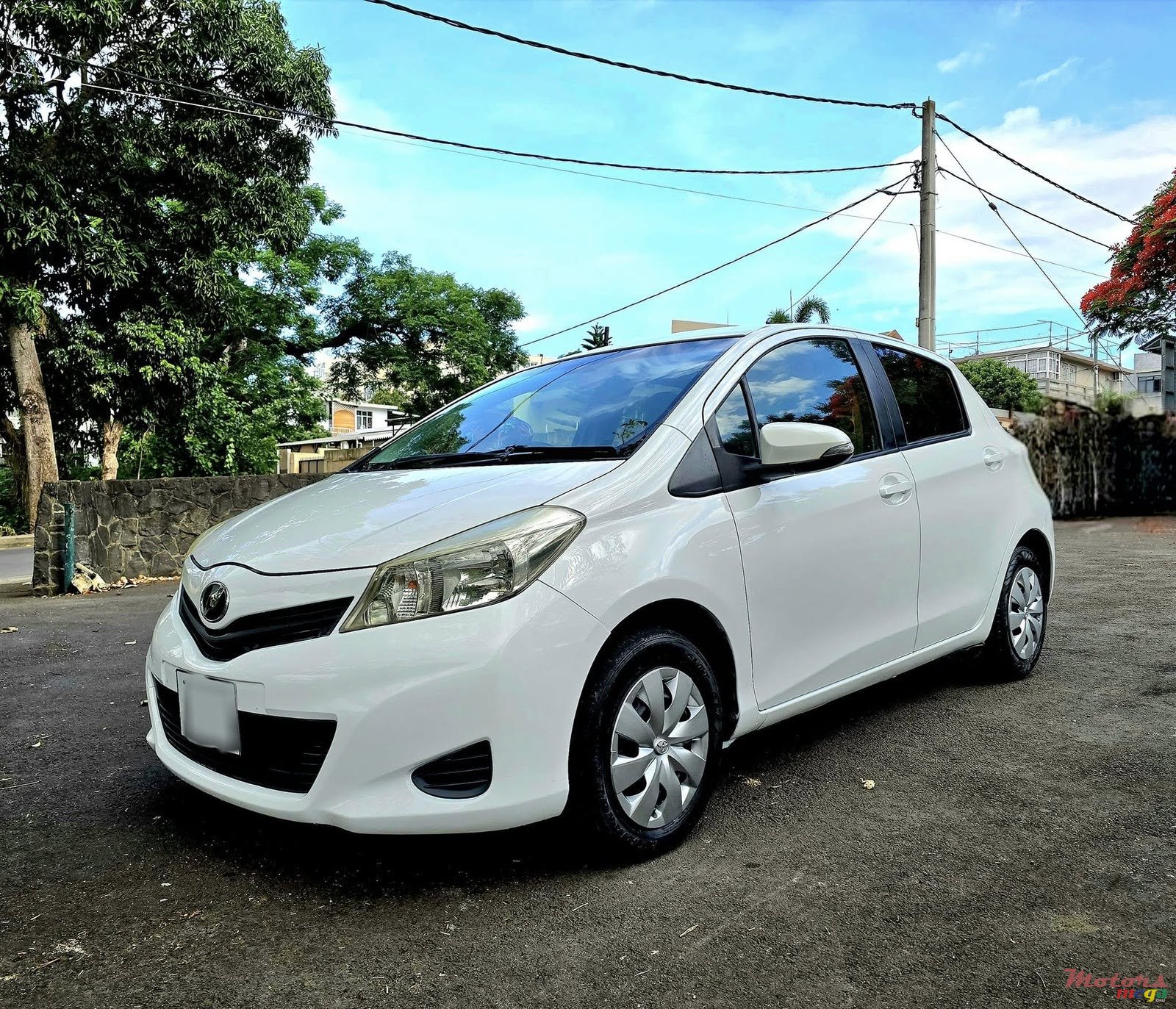 2013' Toyota Vitz photo #2