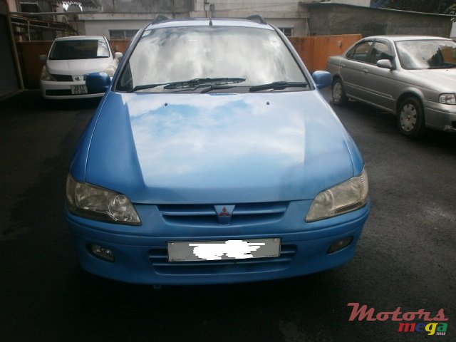 2001' Mitsubishi Space Gear photo #1