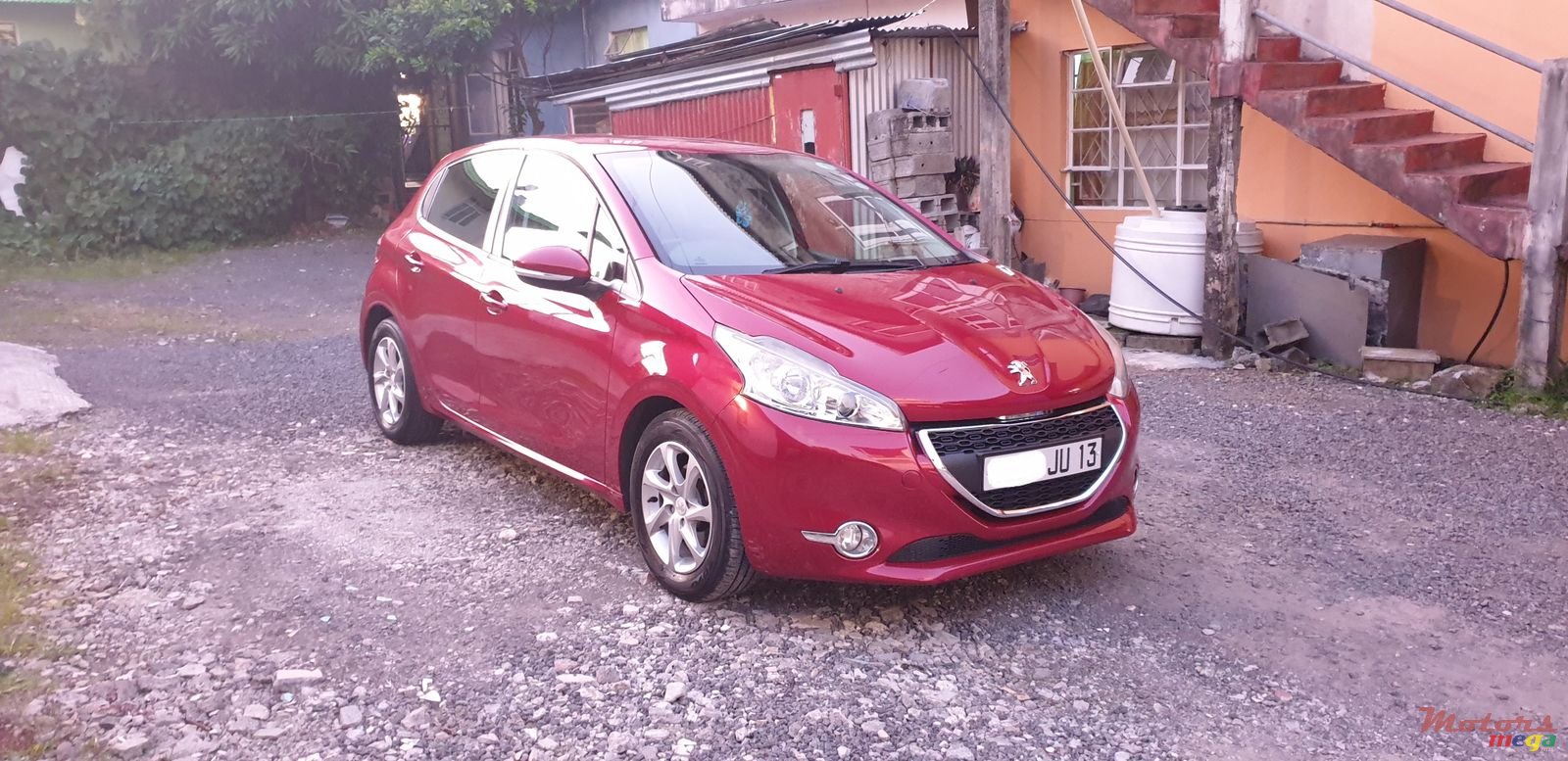 2013' Peugeot 208 photo #1