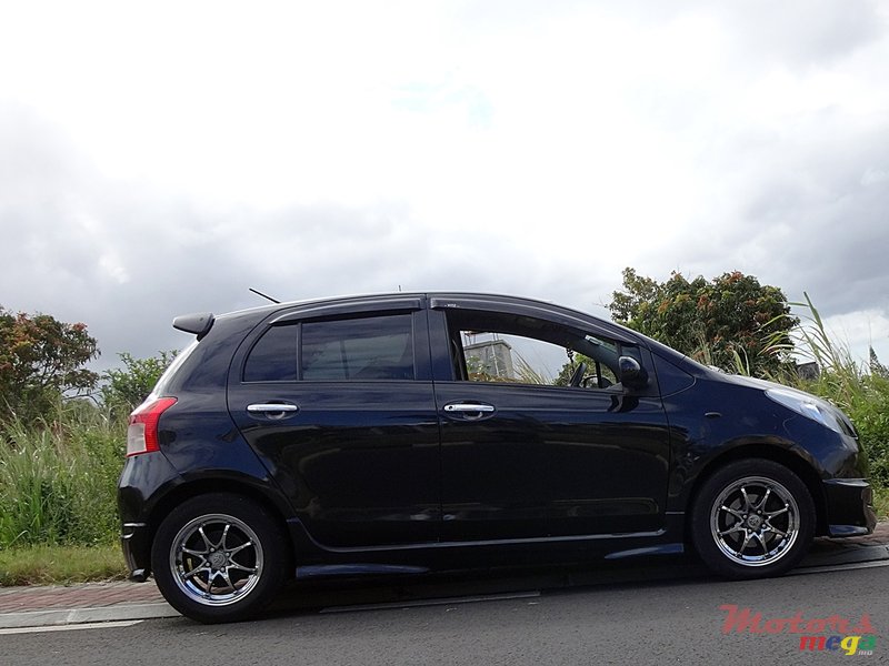 2005' Toyota Vitz photo #2