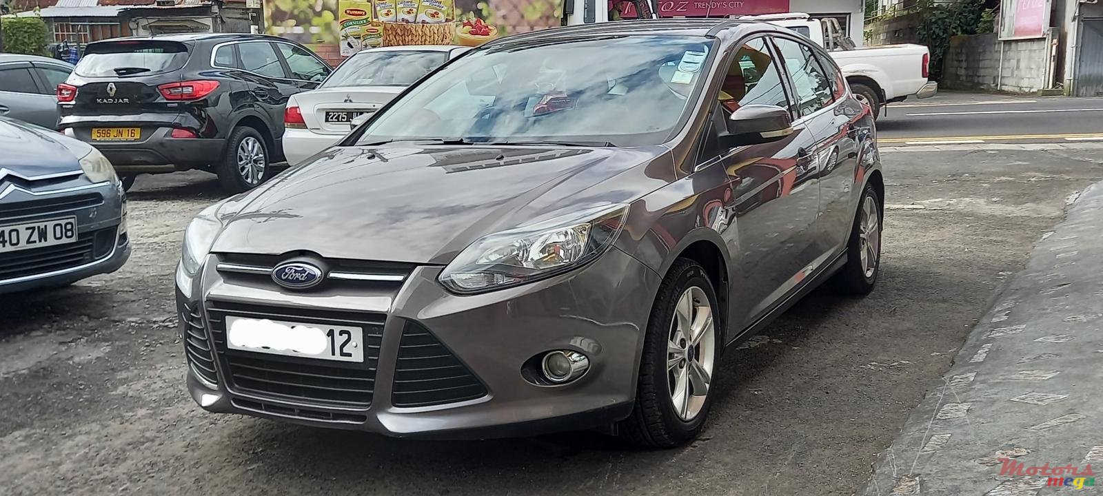 2012' Ford Focus Hatchback photo #1