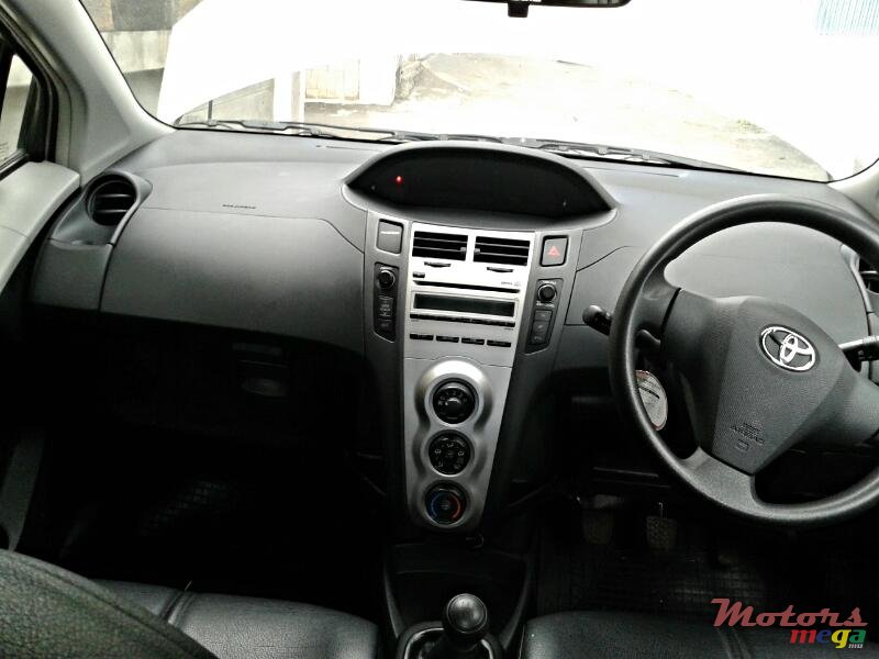 2010' Toyota Yaris photo #5