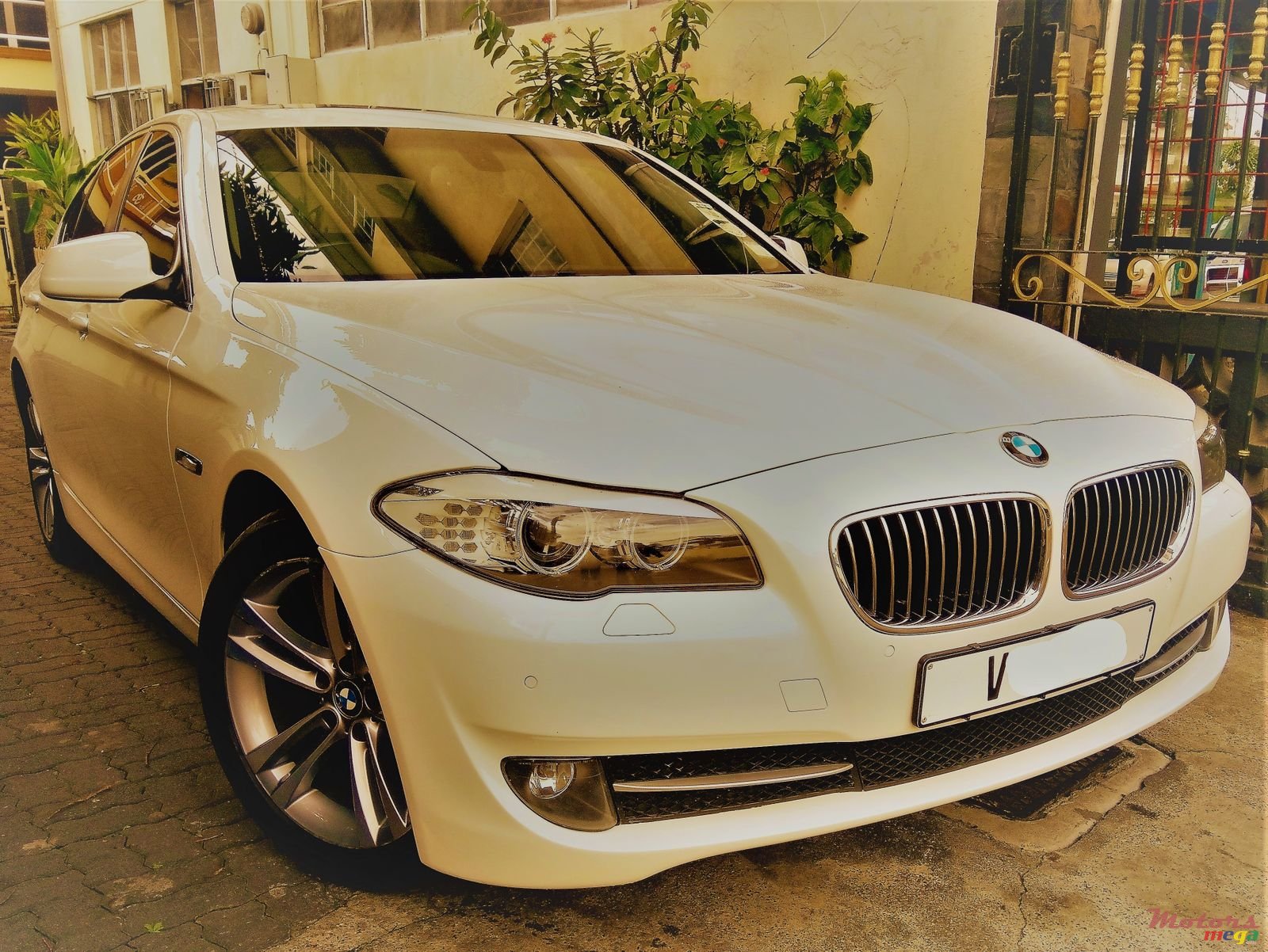 2010' BMW 528 photo #4