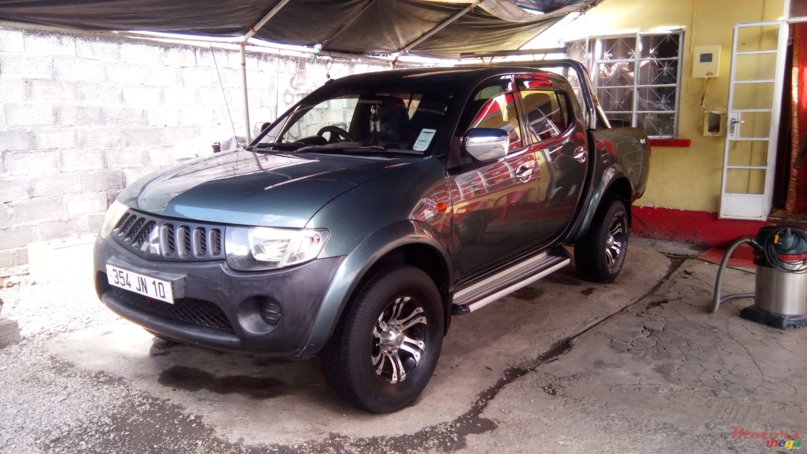 2010' Mitsubishi L 200 photo #1