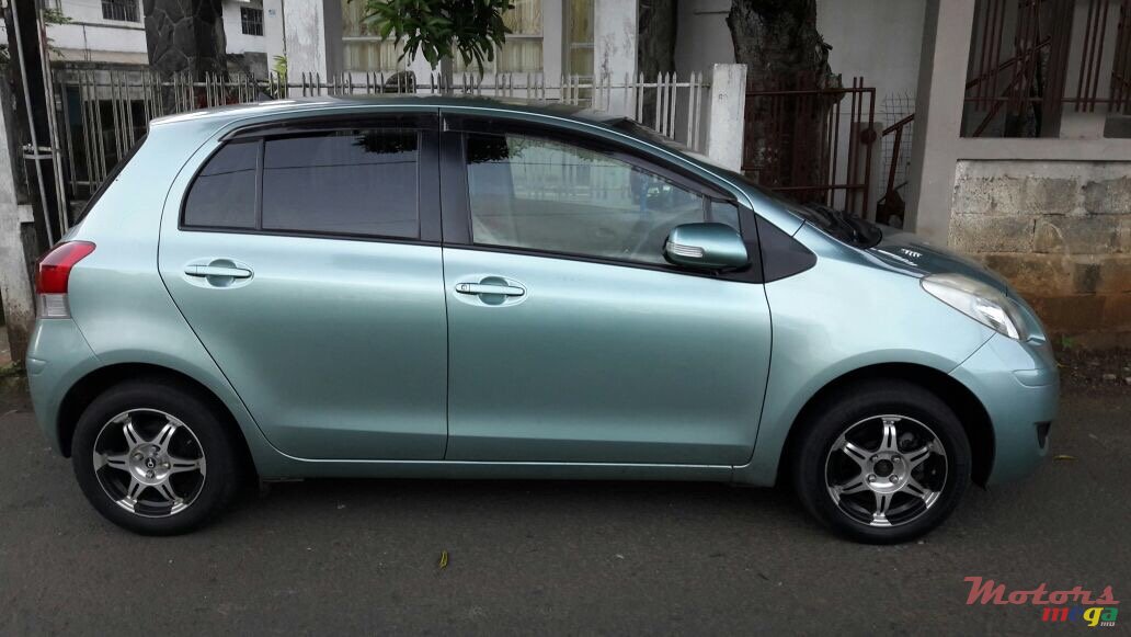 2009' Toyota Vitz photo #2