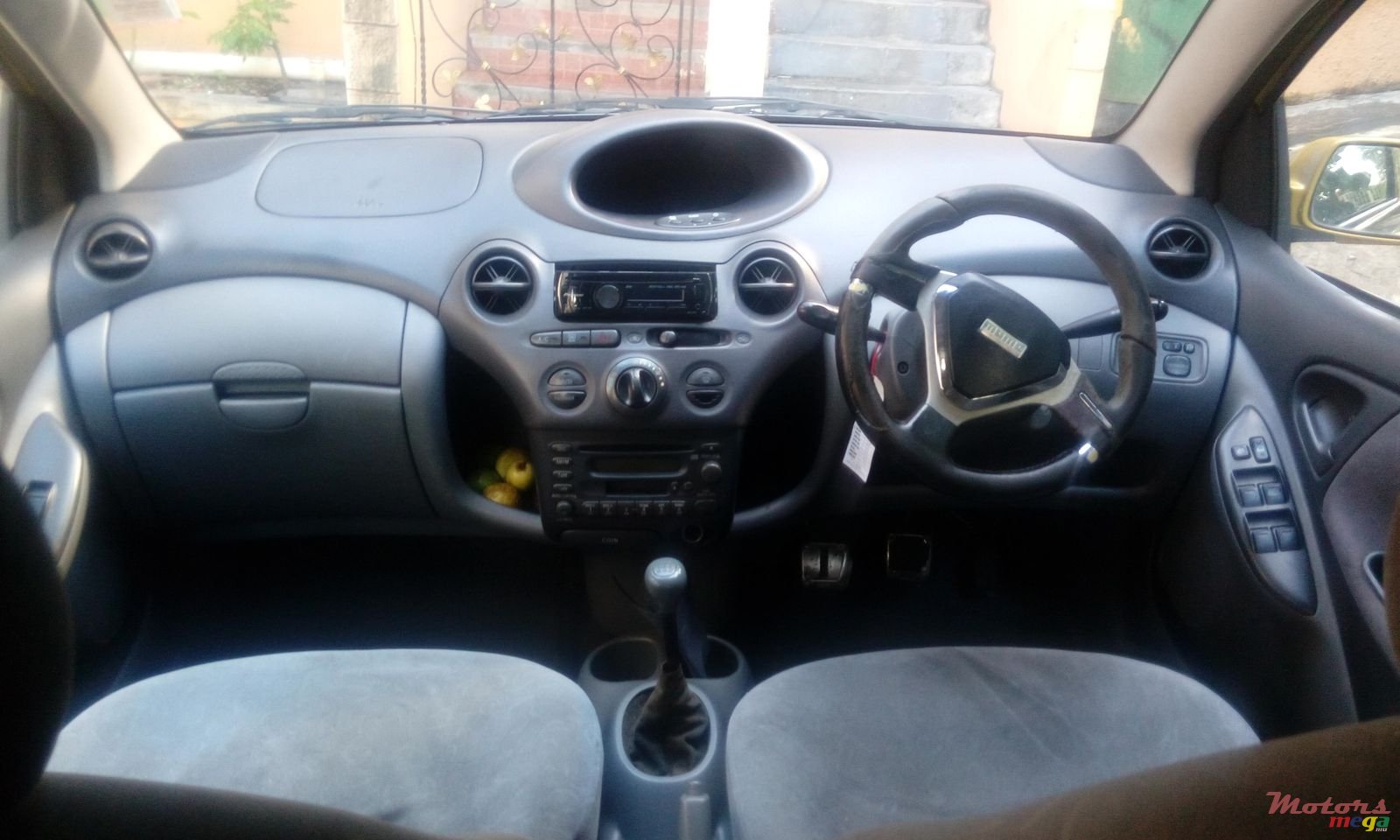 2000' Toyota Vitz photo #2