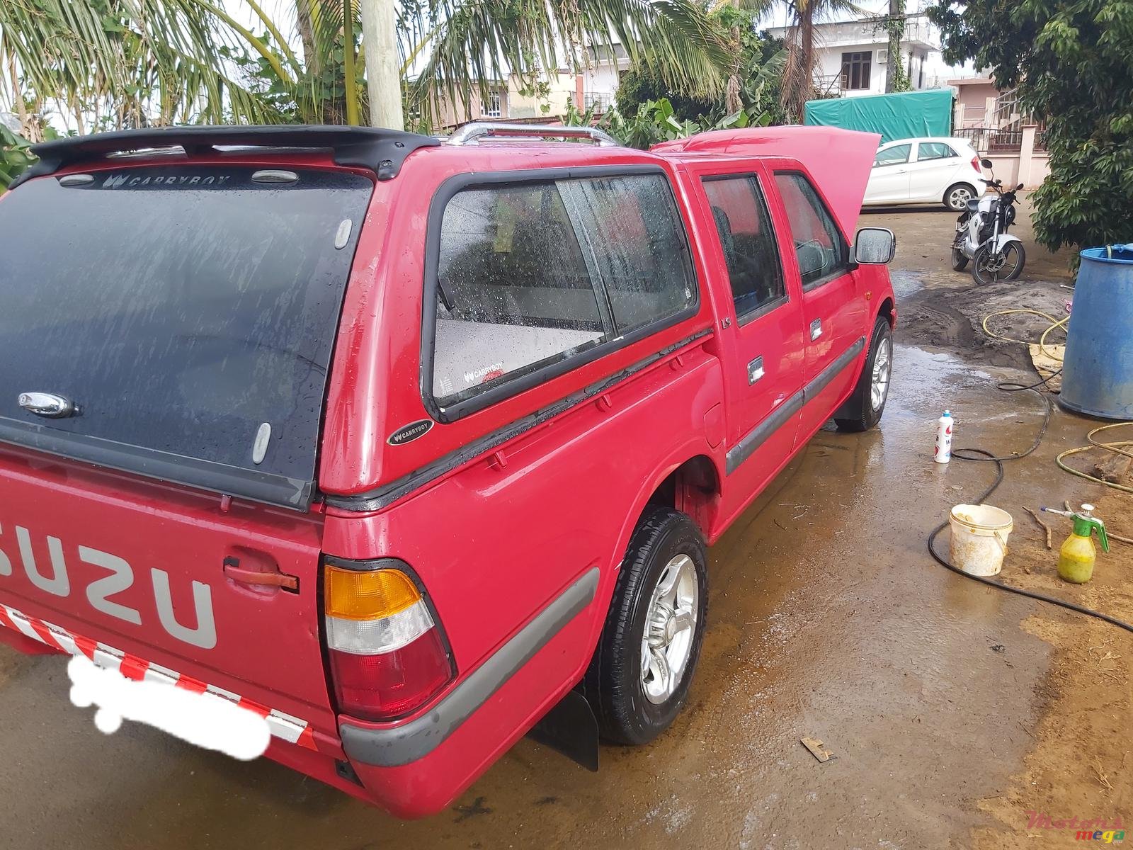 2000' Isuzu photo #3