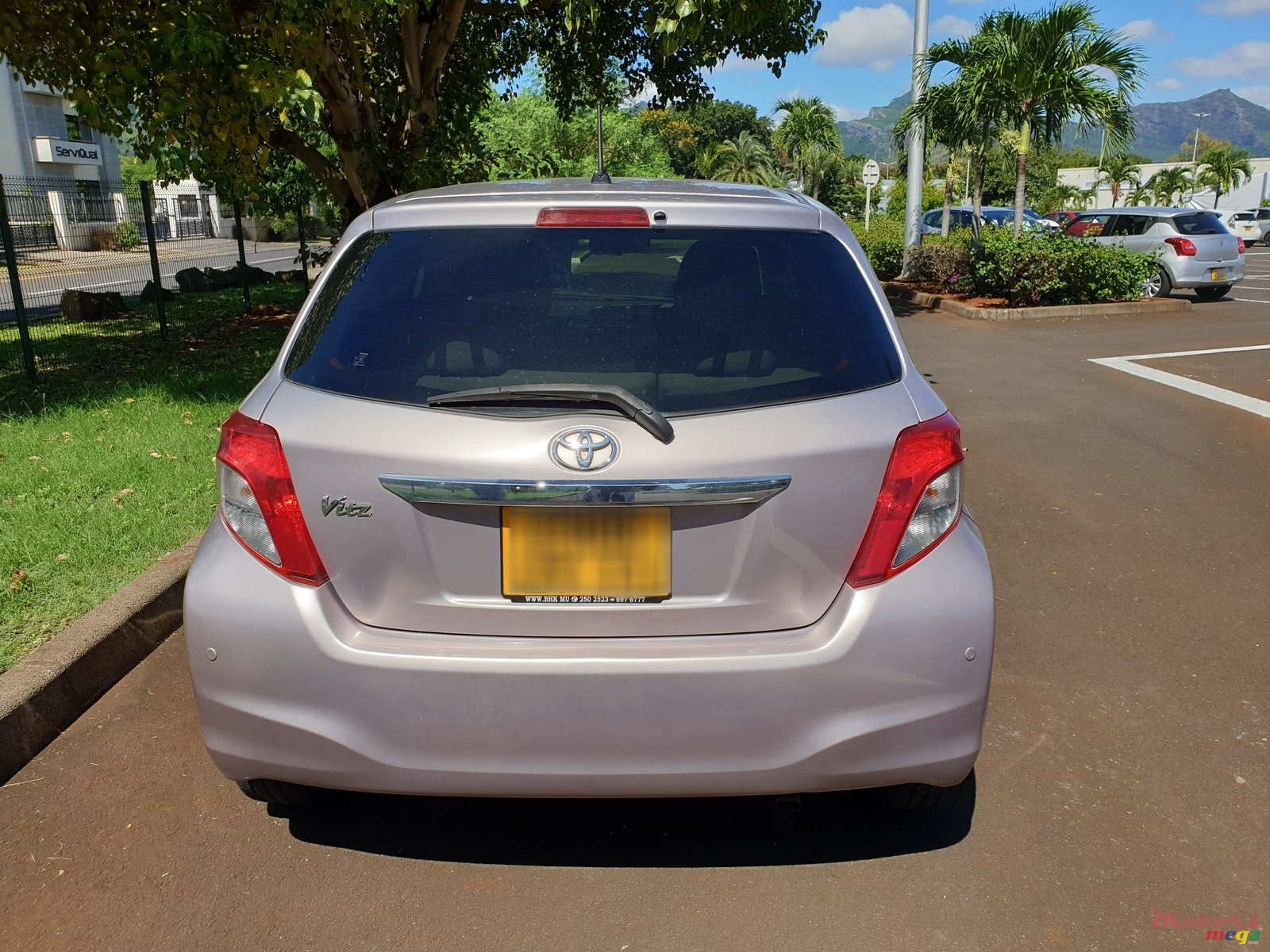 2011' Toyota Vitz photo #6
